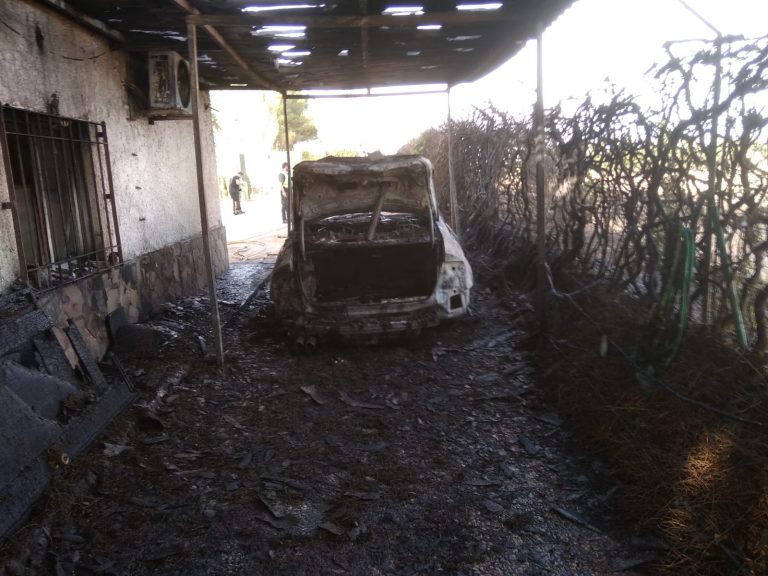 El incendio de un vehículo provoca también daños en una vivienda de Campo de Criptana
