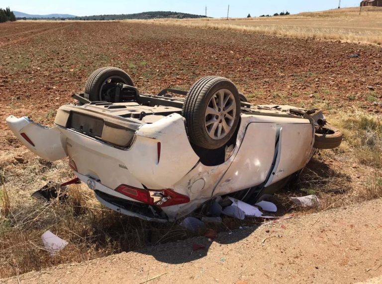 Un hombre queda atrapado en un vehículo que ha volcado en la carretera de Tirteafuera
