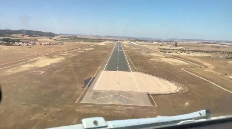 Los pilotos de Iberia lo flipan en el Aeropuerto de Ciudad Real: «¡Las flotas de Virgin y Vueling aquí, macho!»