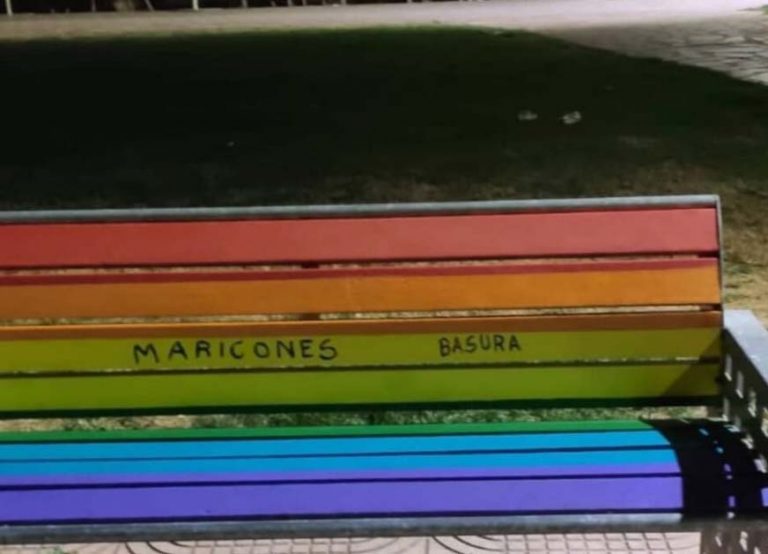 Ciudad Real: Ignominiosa pintada vandálica en el banco del orgullo LGTBI+