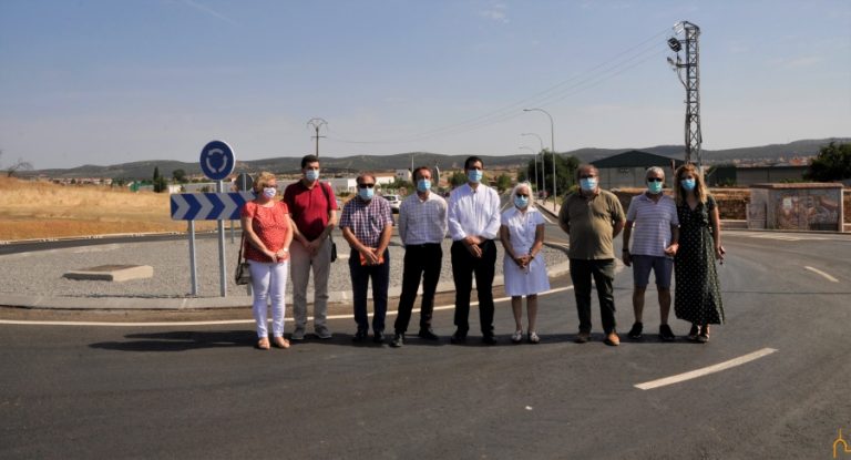 Caballero comprueba el «excelente» acabado que presentan las travesías de Cabezarrubias del Puerto y Brazatortas