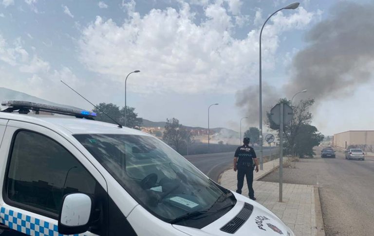 Puertollano: Arden cinco contenedores y el fuego se extiende a una zona de pastos de Ciudad Jardín
