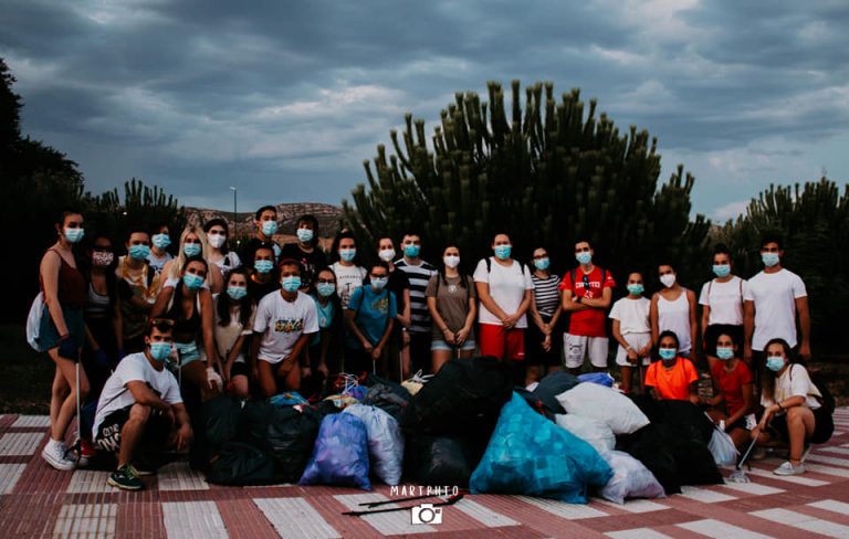 Puertollano: Los jóvenes limpian el entorno de E.Leclerc entre numerosas muestras de agradecimiento