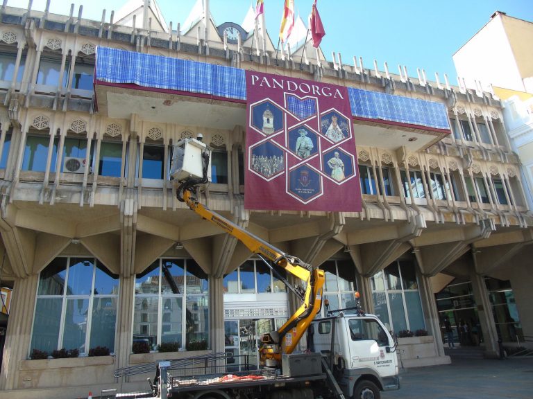 El Ayuntamiento se engalana para una Pandorga ‘distinta’