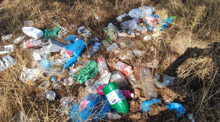 Puertollano: Lamentable bodegón de basuraleza en el parque forestal de la Dehesa Boyal