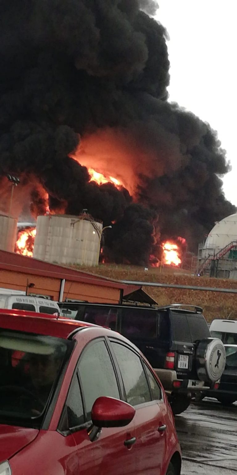 Cincuenta bomberos de Repsol y cinco dotaciones del Consorcio provincial trabajan en la extinción del incendio en el complejo petroquímico