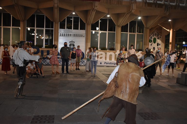 80 personas disfrutan de la visita teatralizada  del Quijote por Ciudad Real durante la Pandorga