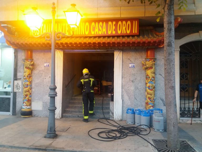 Tres heridos trasladados al hospital tras el incendio en una cocina en un restaurante de Manzanares