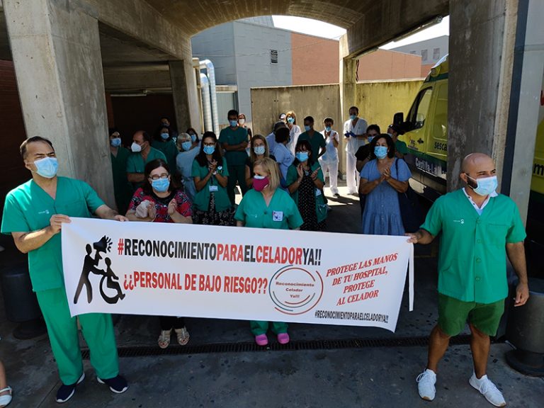 Celadores se concentrarán en el hospital de Alcázar de San Juan en demanda de más reconocimiento a su profesión