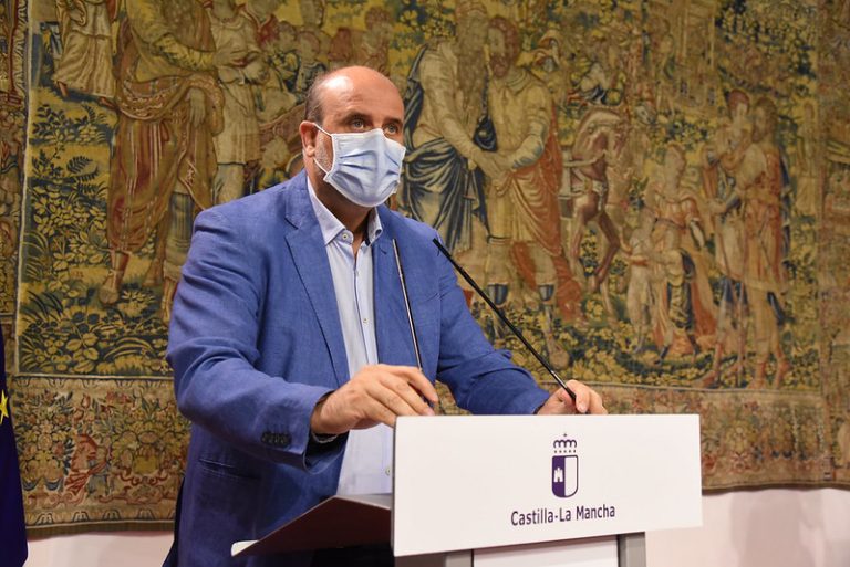 Castilla-La Mancha estudia también la prohibición de fumar en la calle y sugiere articular la medida a nivel nacional