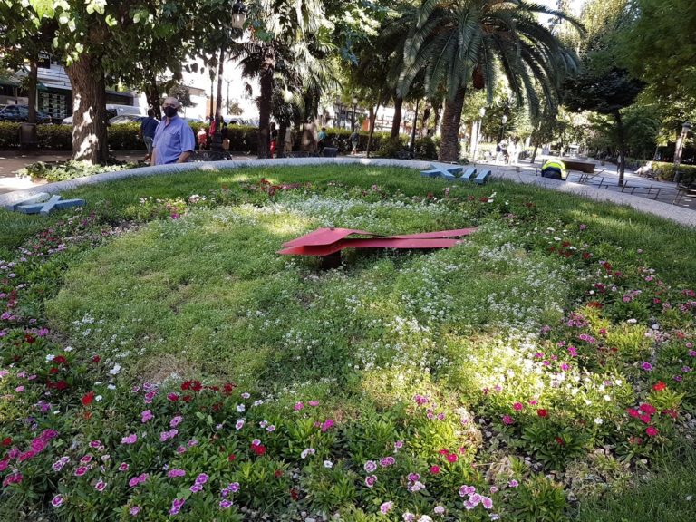 Puertollano: El vandalismo se ceba de nuevo con el reloj de flores del Paseo de San Gregorio