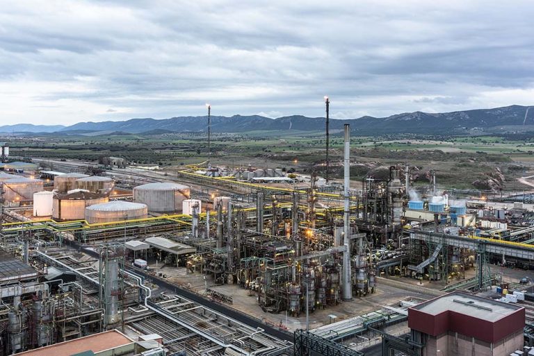 Puertollano: Sindicato de Trabajadores de Repsol inicia un encierro en protesta por la sanción a dos empleados