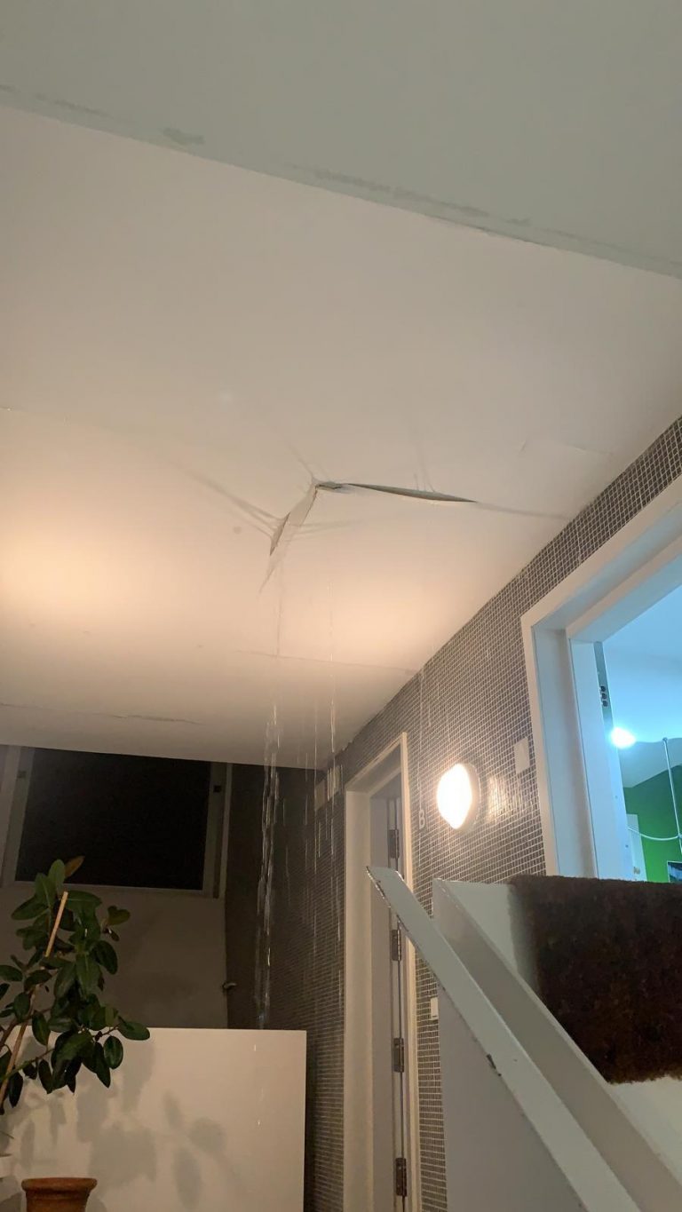 Temor entre los vecinos de una urbanización de la calle Gregorio  Marañón por las filtraciones de agua causadas por la tormenta