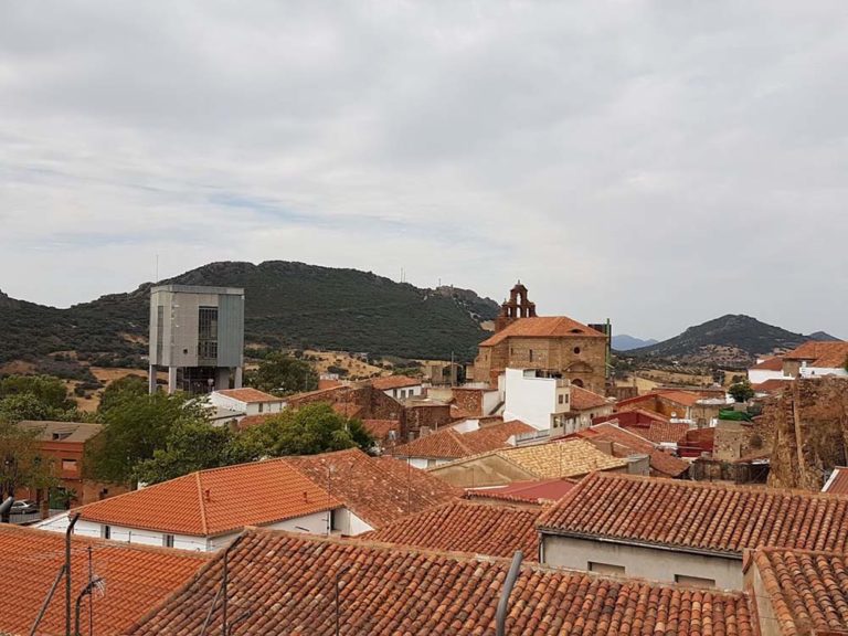 Agentes de la Guardia Civil auxilian a una mujer que se estaba atragantando en Almadén