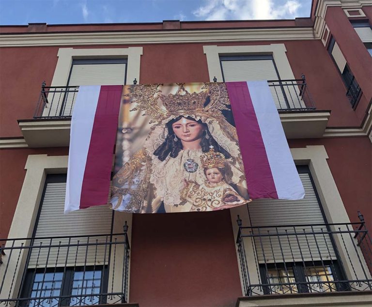 Puertollano: Una espectacular fotografía de la Virgen de Gracia adorna la plazoleta Patón gracias a El Capirote y Dolores Rodríguez