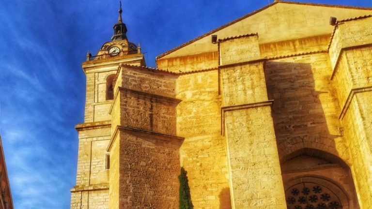 ¿Qué hay esculpido en las esquinas de la fachada de la Catedral de Ciudad Real?