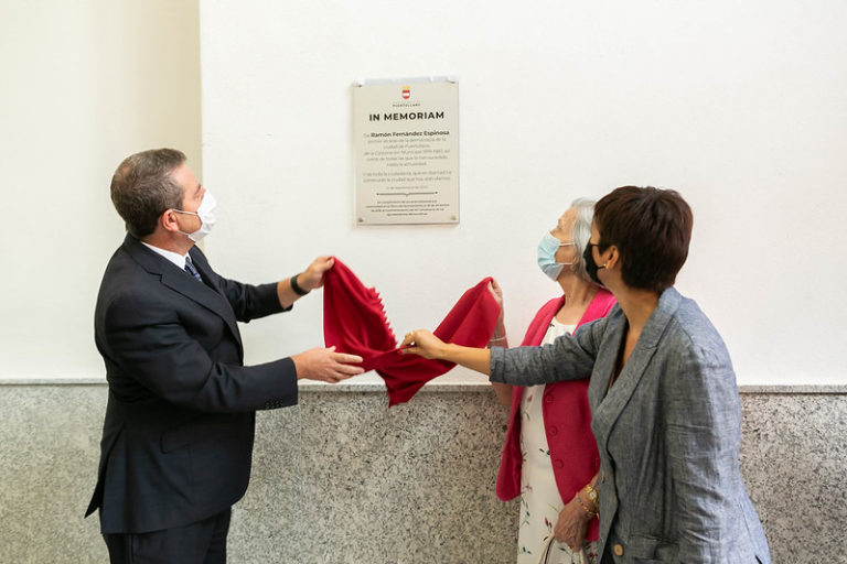 La inauguración del centro de adultos Antonio Machado se convierte en homenaje a Ramón Fernández Espinosa, primer alcalde democrático de Puertollano