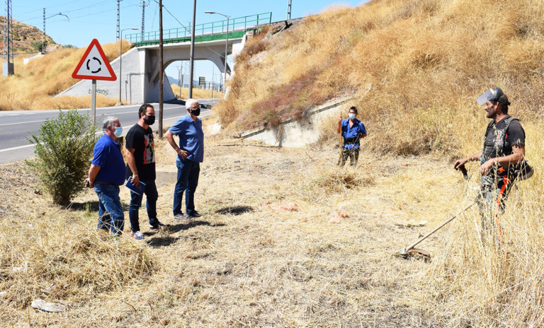 Puertollano: El desbroce y limpieza de espacios periféricos se extiende a Fraternidad y accesos de la ciudad