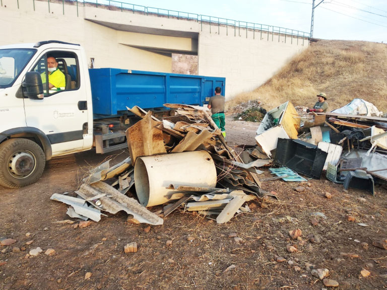 El Ayuntamiento de Puertollano llena 16 camiones de escombros y muebles en zonas periféricas