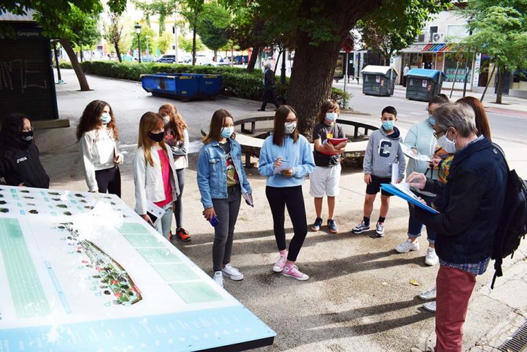 Puertollano: Estudiantes descubren en rutas botánicas las joyas vegetales del Paseo de San Gregorio
