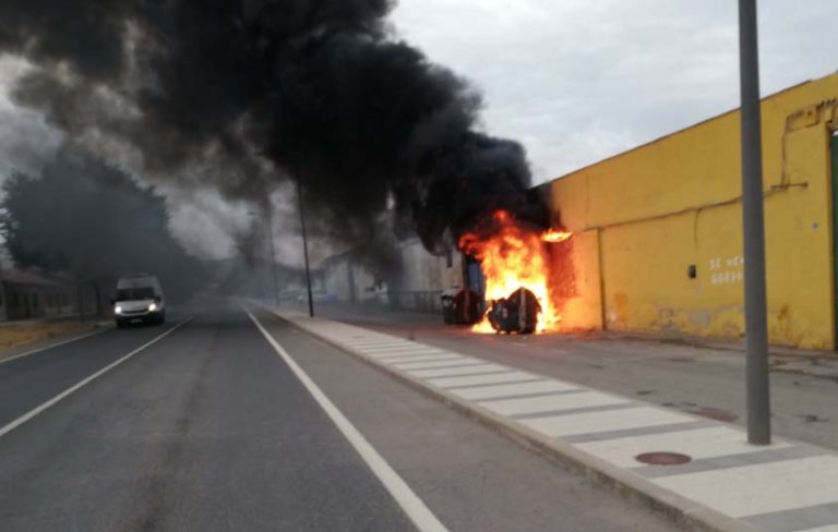 Puertollano: Daños en el tendido eléctrico y en la fachada de una nave tras la quema de dos contenedores
