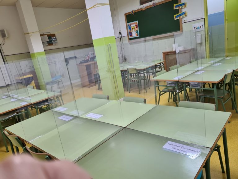 Puertollano: El colegio Santa Bárbara coloca mamparas protectoras en los pupitres de Infantil y primero de Primaria