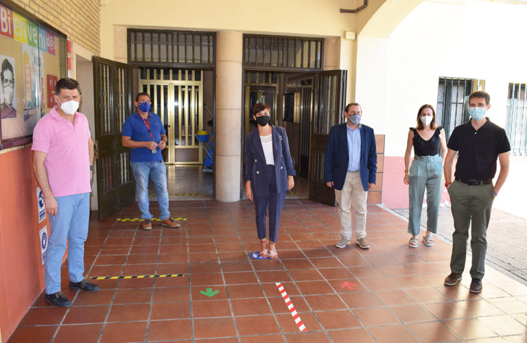 La alcaldesa de Puertollano valora las medidas de seguridad y educativas en el nuevo curso escolar del Colegio Salesiano