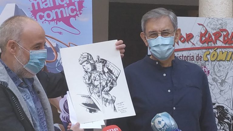 Manchacómic con mascarilla y Víctor Barba II Premio Manchacómic ‘una historia de cómic’