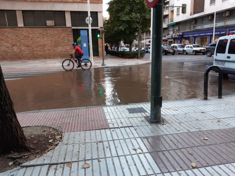 Puertollano: «Riada» en Avenida Primero de Mayo por la rotura de una tubería