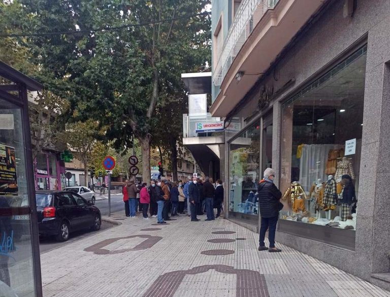 Puertollano: Las sufridas colas de la pandemia en el centro de salud Barataria