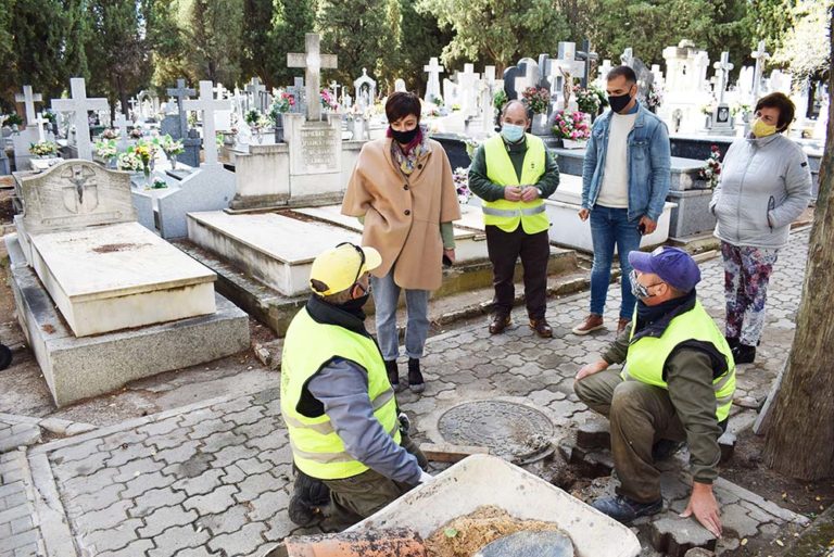 Puertollano: Isabel Rodríguez supervisa los trabajos de mejora y mantenimiento del cementerio municipal