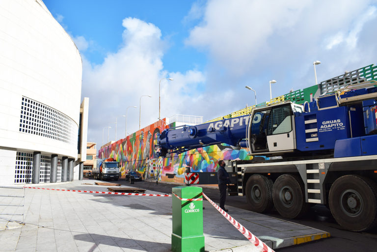 Puertollano: Una grúa eleva a cubierta la nueva maquinaria de climatización del Auditorio “Pedro Almodóvar”