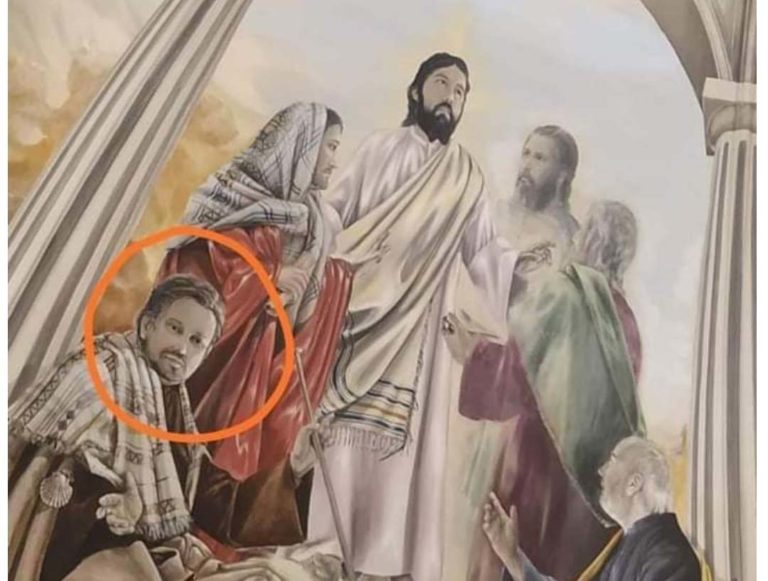 Genio y figura hasta más allá de la sepultura: El cura viral de Valdepeñas aparece en uno de los lienzos del templo