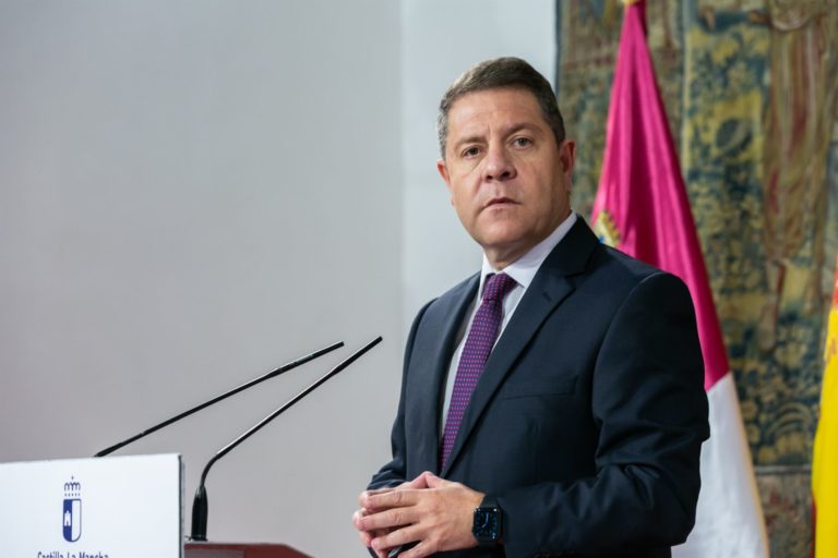 García-Page percibió 81.793 euros como presidente de Castilla-La Mancha en 2019 y acumuló 365.000 euros en el banco