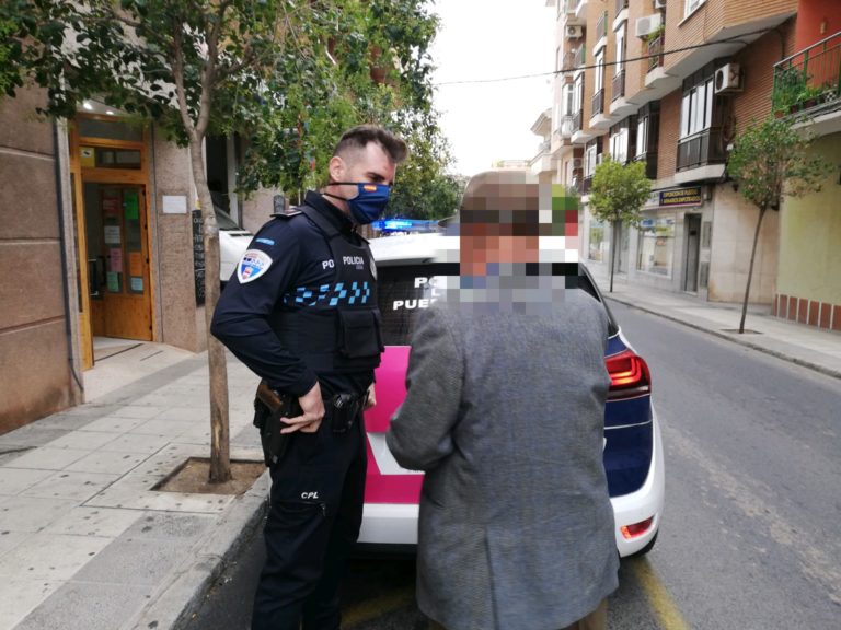 Puertollano: El cariñoso gesto de la Policía Local con una persona mayor desorientada