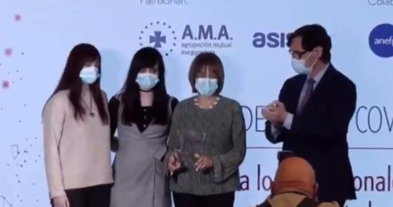 Puertollano: La familia del enfermero José Montero recibe el premio ABC Salud de manos del ministro Salvador Illa