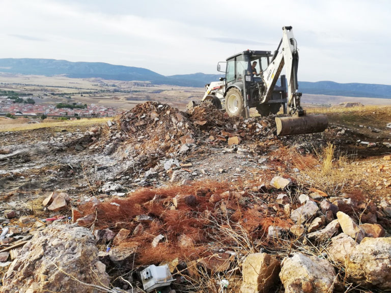 El Ayuntamiento de Puertollano retira en un mes 1.437 toneladas de residuos de vertederos ilegales