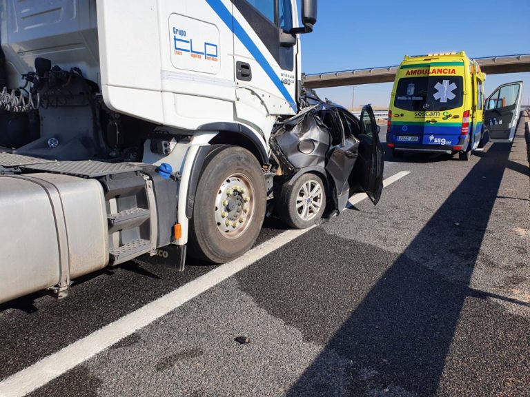 Un herido tras la colisión entre un camión y un vehículo en la A-43