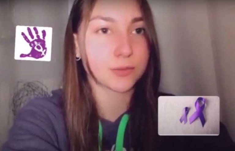 Alumnos del colegio Santa Bárbara de Puertollano cierran filas en torno a la mujer en el Día contra la violencia machista