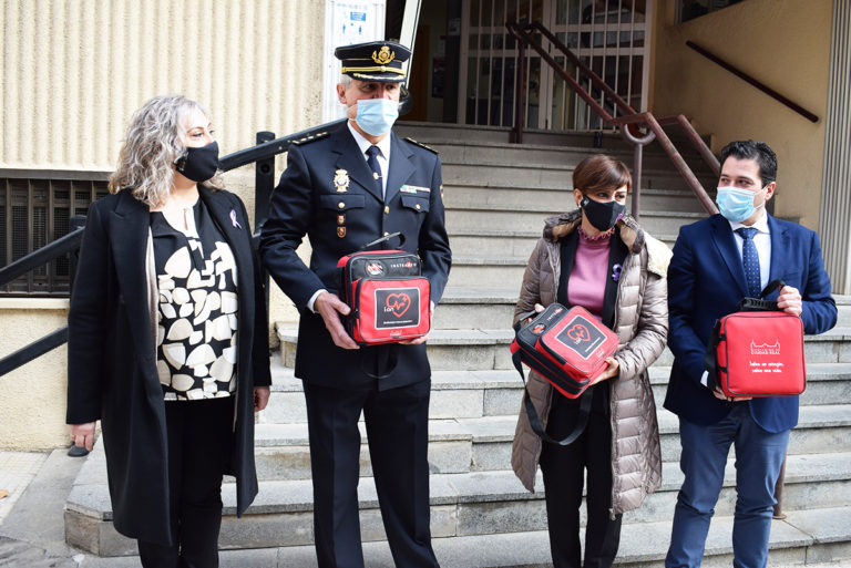 Los ciudadanos de Puertollano, más protegidos con los nuevos desfibriladores de la Policía Nacional