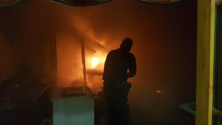 Puertollano: La Policía Local penetra en una casa en llamas para contener el fuego hasta la llegada de los bomberos