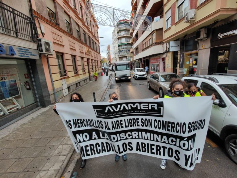 Los vendedores de mercadillo denuncian la “discriminación” que les ha llevado a una situación “crítica”