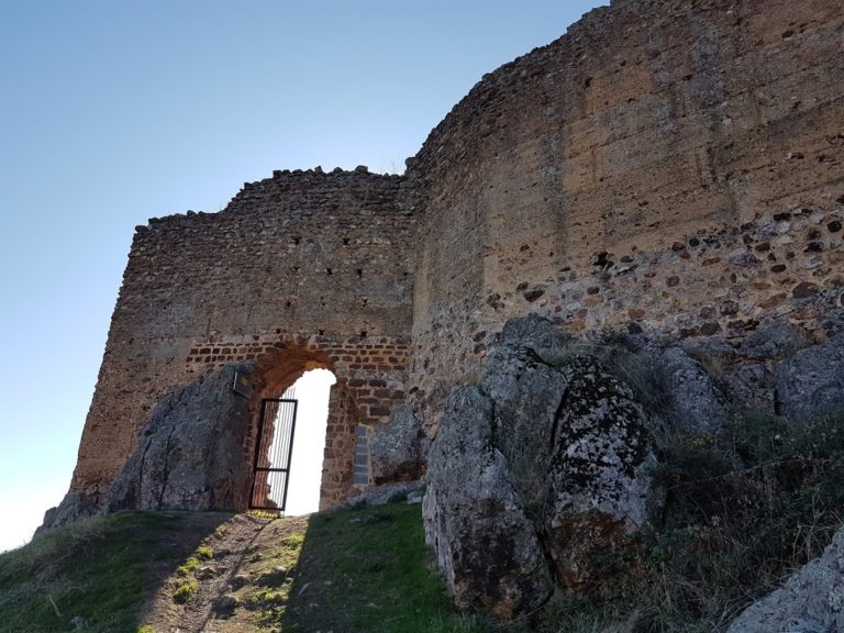 Las vertiginosas murallas del castillo de Miraflores