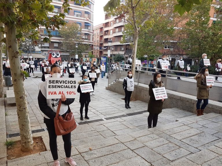 Peluquerías y estéticas de Puertollano volverán a concentrarse el lunes para pedir la reducción del IVA