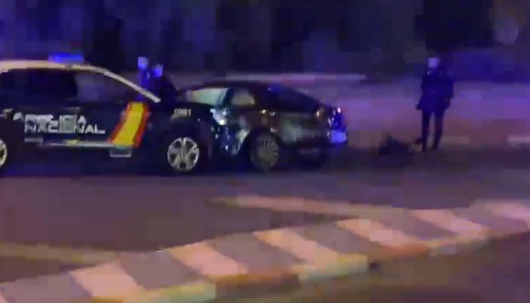 Suceso de película en Puertollano: Un vehículo de la Policía Nacional colisiona con otro al que perseguía en    la rotonda del polígono escaparate