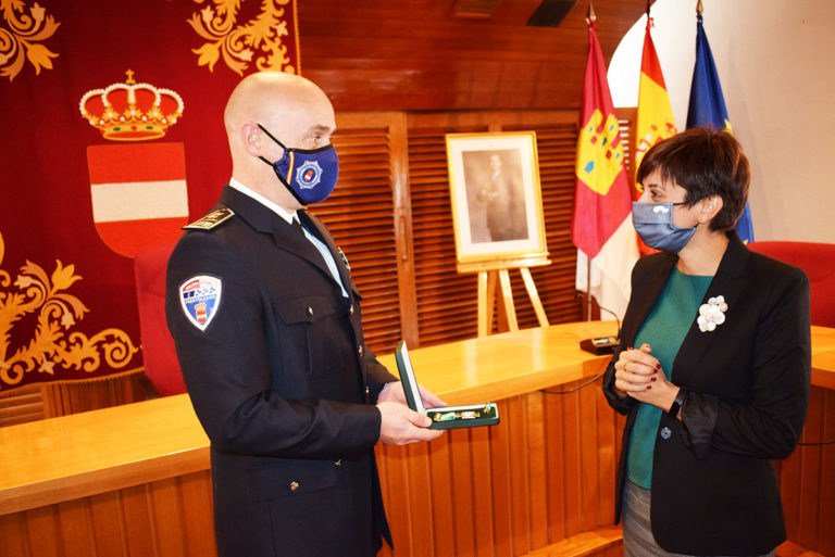 Puertollano: Antonio Fernández, inspector jefe de la Policía Local, recibe la medalla al mérito de la Guardia Civil