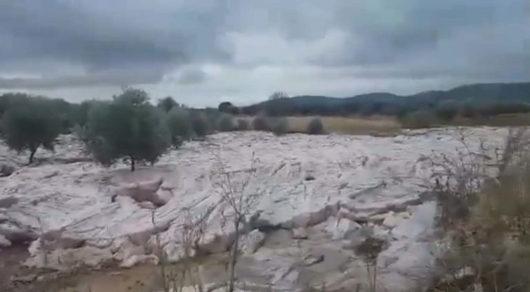 Espectacular efecto «glaciar» tras una intensa granizada en Porzuna