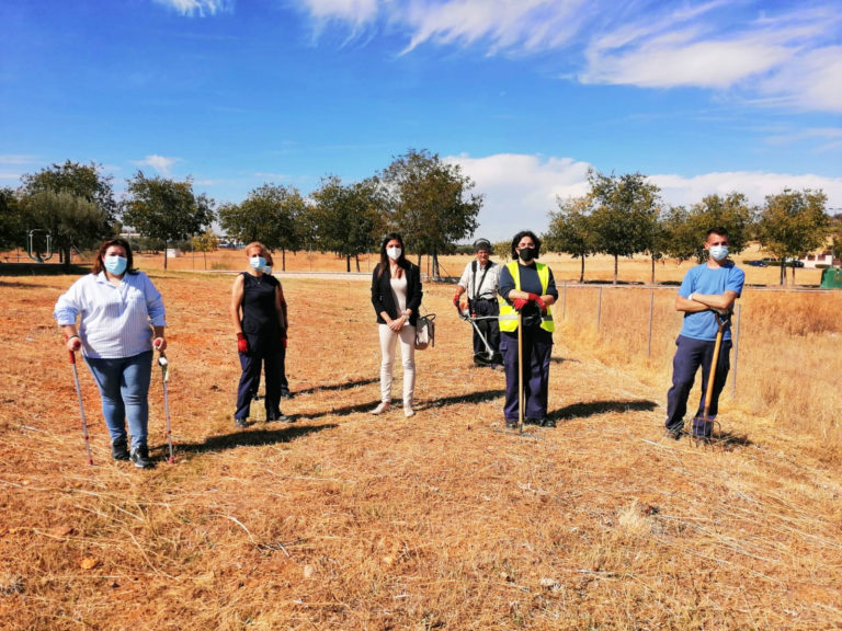 Puertollano: Trabajadores del Plan Integra mejoran el entorno verde del Pozo Norte y la barriada Libertad