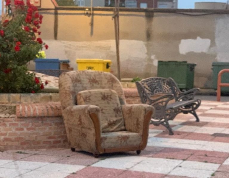 Puertollano: La policía le pide que retire un sillón de la acera y lo planta en mitad de la plaza