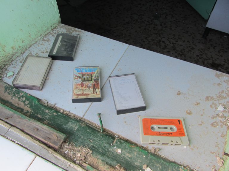 Los vecinos abandonan Las Tiñosas dejando un escenario postapocalíptico de los años 80